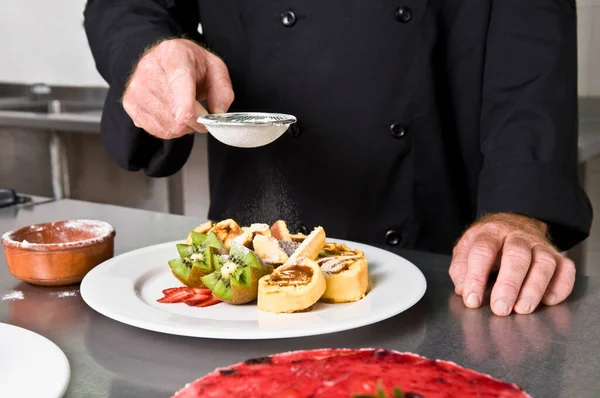 Chef Preparando Delicioso Plato Con Verduras Salsa — Foto de Stock