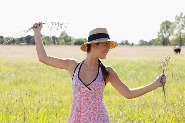 Junge Frau Mit Hut Und Strohkleid Auf Einem Feld — Stockfoto
