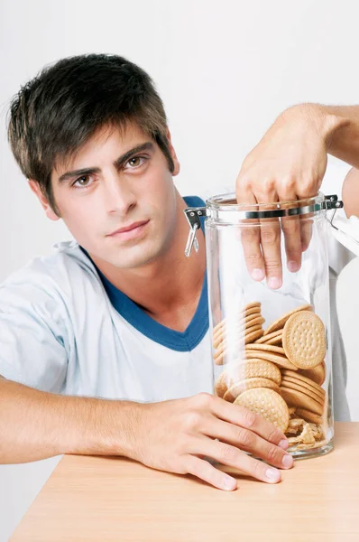 Jovem Comendo Pão Cozinha — Fotografia de Stock