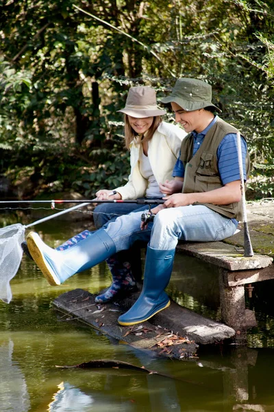 Giovane Coppia Pesca Nel Fiume — Foto Stock