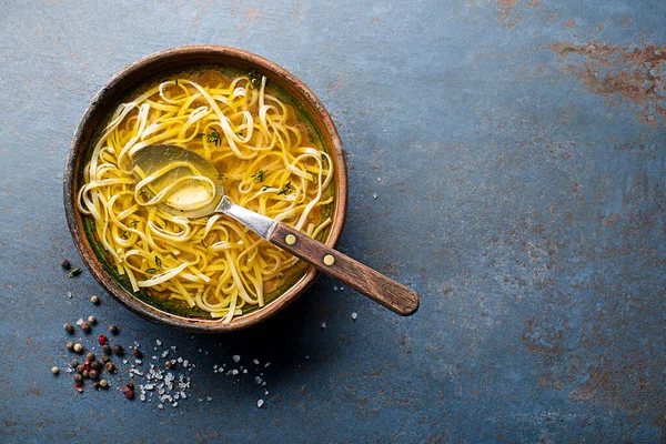 Smaklig Kött Buljong Soppa Med Örter Och Nudlar Skål Närbild — Stockfoto