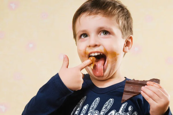 Jongen Eet Chocolade Chips Tafel — Stockfoto