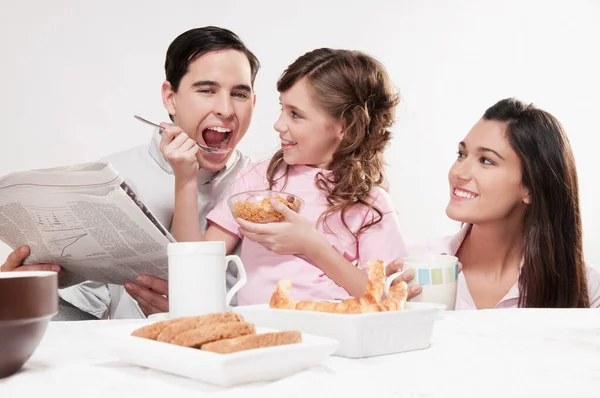 Szczęśliwa Rodzina Śniadanie Razem Domu — Zdjęcie stockowe