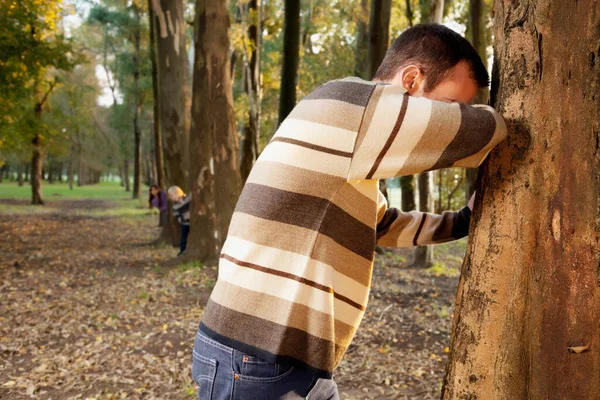 Ung Man Med Ryggsäck Parken — Stockfoto