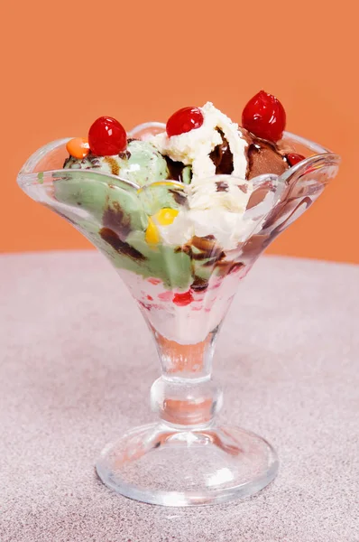 Eis Einer Glasschüssel — Stockfoto