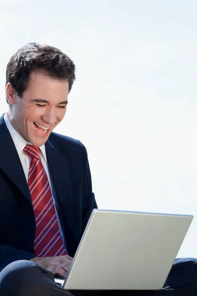 Retrato Joven Empresario Sentado Una Silla Usando Ordenador Portátil —  Fotos de Stock