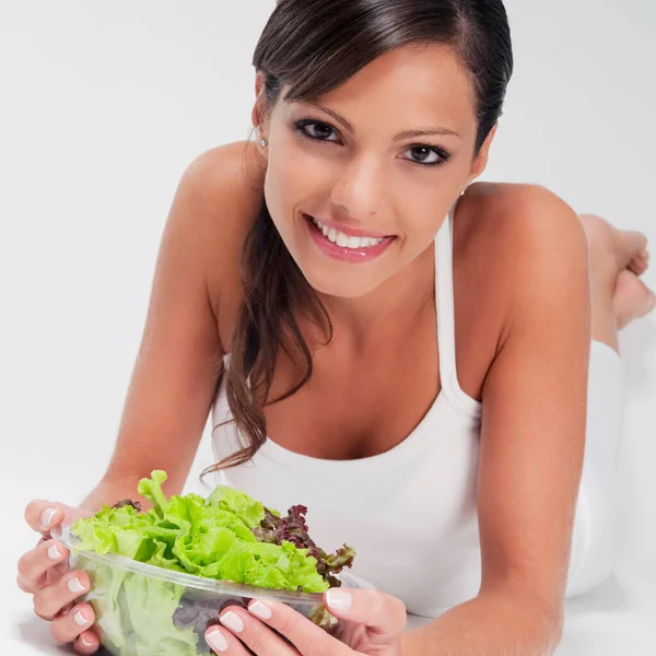 Mujer Joven Comiendo Ensalada — Foto de Stock