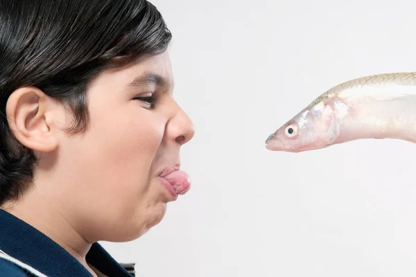 Jovem Com Peixes — Fotografia de Stock