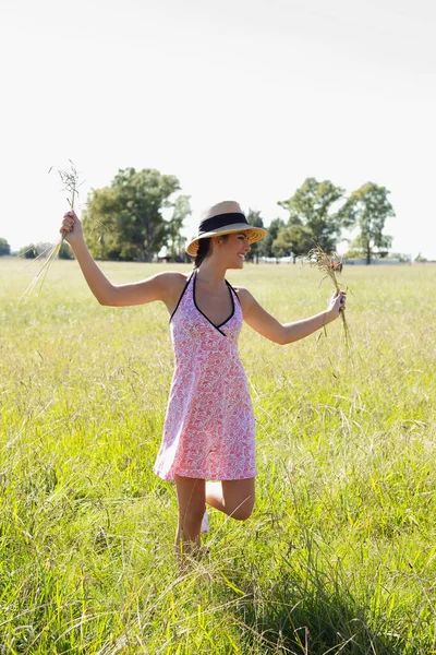 Jeune Femme Chapeau Robe Paille Marchant Dans Champ — Photo