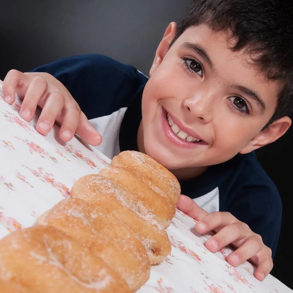 Jongen Met Een Taart Tafel — Stockfoto