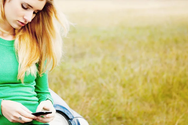 Ung Kvinna Med Mobiltelefon Och Hörlurar Parken — Stockfoto