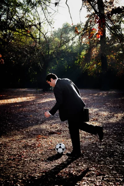 Hombre Jugando Fútbol Hierba — Foto de Stock