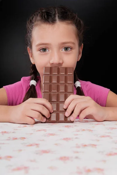 Petite Fille Avec Barre Chocolat Sur Fond Sombre — Photo