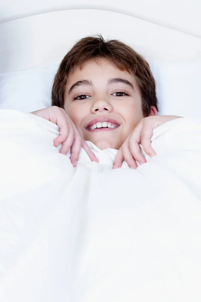 Yatakta Yatan Küçük Tatlı Bir Kızın Portresi — Stok fotoğraf