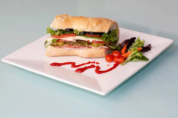 Сэндвич Помидорами Сыром Белой Тарелке — стоковое фото