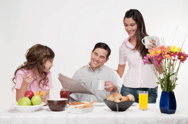 Familia Feliz Con Una Taza Pastel Sobre Fondo Blanco — Foto de Stock