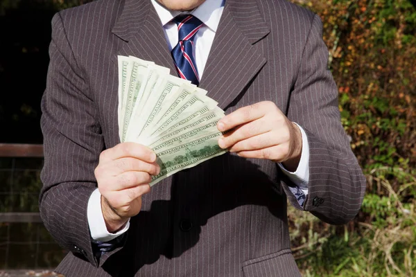 Biznesmen Trzymający Pieniądze Ręku — Zdjęcie stockowe