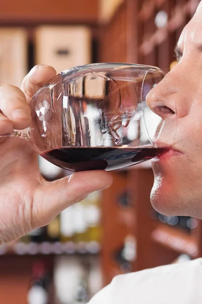 Man Die Een Glas Wijn Schenkt Een Restaurant — Stockfoto