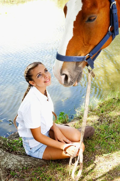 Giovane Donna Con Cavallo Sullo Sfondo Lago — Foto Stock