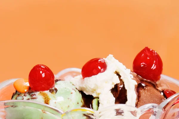 Eis Mit Schokolade Und Erdbeere — Stockfoto