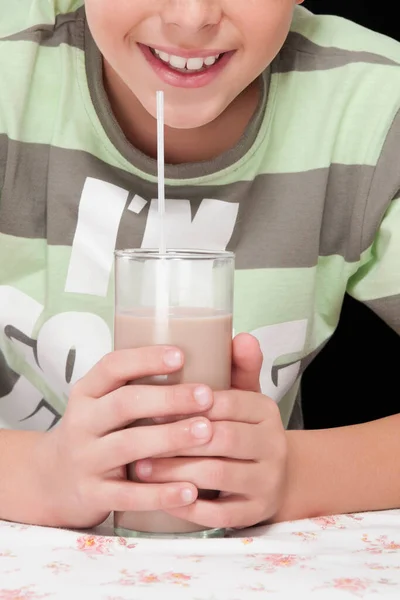 Junge Frau Trinkt Milch — Stockfoto