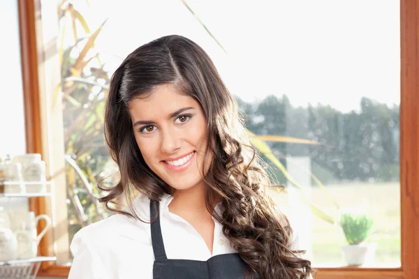 Retrato Mujer Joven Con Delantal Cocina —  Fotos de Stock