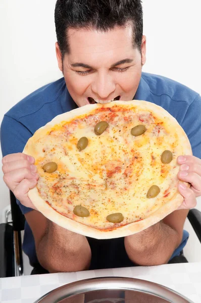Homem Comendo Pizza Casa — Fotografia de Stock