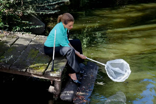 Donna Abito Nero Con Una Canna Pesca — Foto Stock