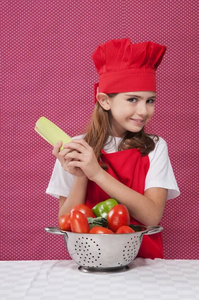Kleines Mädchen Mit Rotem Paprika Und Tomate Auf Weißem Hintergrund — Stockfoto