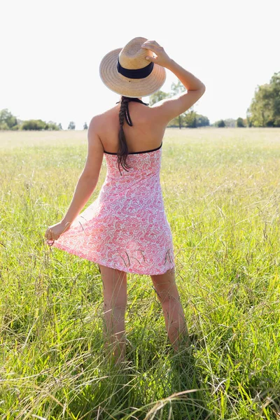 Junge Schöne Frau Einem Feld Von Sonnenblumen — Stockfoto
