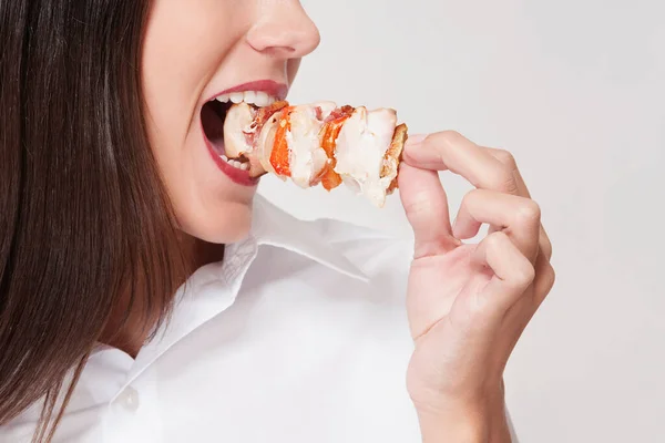 Γυναίκα Τρώει Νόστιμα Πατατάκια — Φωτογραφία Αρχείου