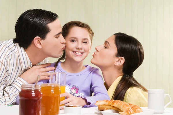 Šťastná Rodina Snídá Společně Doma — Stock fotografie