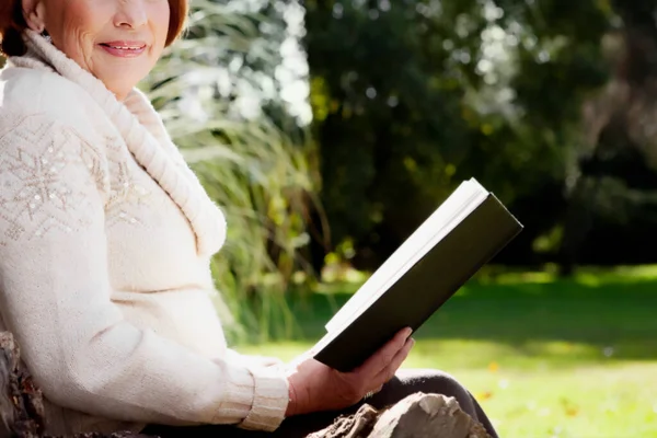 Jovem Mulher Leitura Livro Parque — Fotografia de Stock