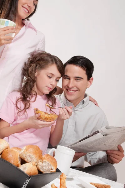 Šťastná Rodina Croissantem Šálkem Čaje — Stock fotografie