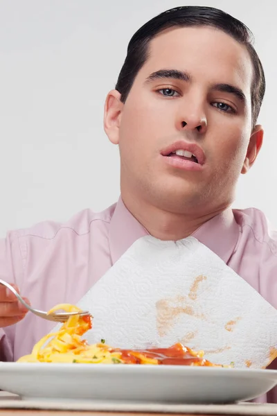 キッチンで若い男を食べるサラダ — ストック写真