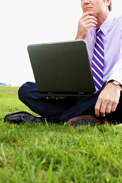 Empresário Sentado Grama Usando Laptop — Fotografia de Stock
