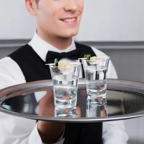 Bartender Derramando Coquetel Vidro — Fotografia de Stock