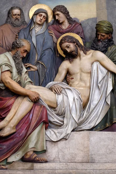 14Η Στάση Του Σταυρού Ιησούς Βρίσκεται Στον Τάφο Και Καλύπτεται — Φωτογραφία Αρχείου