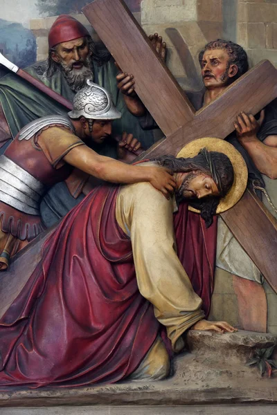 십자가의 예수가 번째로 넘어지다 크로아티아 자그레브에 예수의 바실리카 — 스톡 사진