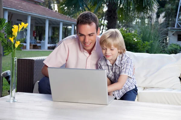 Ojciec Syn Pracujący Laptopem Domu — Zdjęcie stockowe
