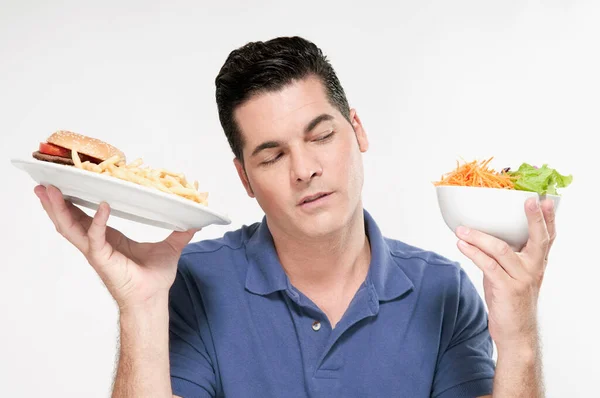 食べ物と不健康な食事でピザを食べる男 — ストック写真