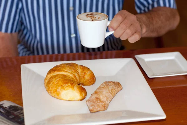 Vista Meio Seção Homem Bebendo Café Com Croissant Biscoito Frente — Fotografia de Stock