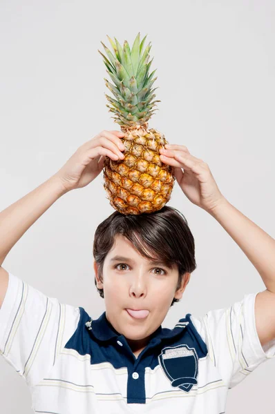 Junge Asiatische Frau Mit Ananas Und Früchten Auf Weißem Hintergrund — Stockfoto