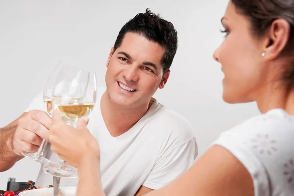 Brinde Casal Com Vinho Copos Champanhe — Fotografia de Stock