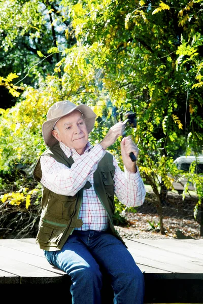 Büyükbaba Torun Bahçede — Stok fotoğraf