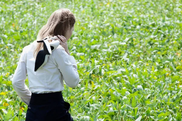 Jovem Com Telefone Celular Parque — Fotografia de Stock