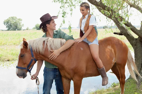 Giovane Donna Cavallo Una Fattoria — Foto Stock