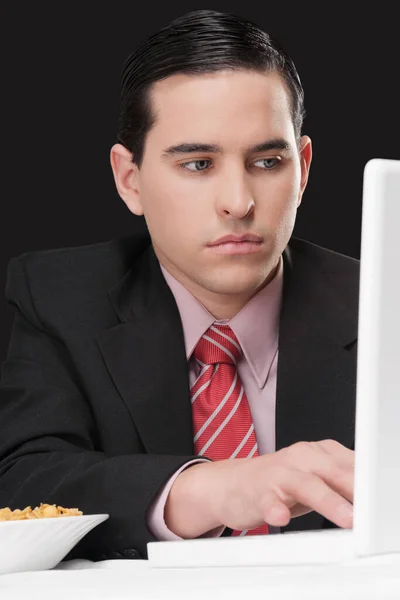 Junger Mann Mit Laptop Und Einer Tasse Kaffee — Stockfoto