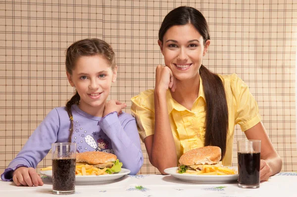 Portrait Une Famille Heureuse Avec Croissant — Photo