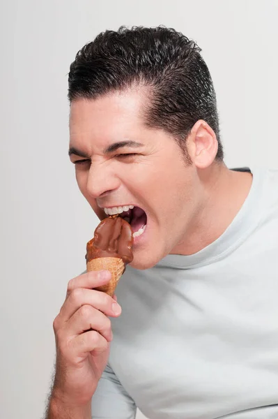 Genç Adam Çikolata Parçaları Yiyor — Stok fotoğraf